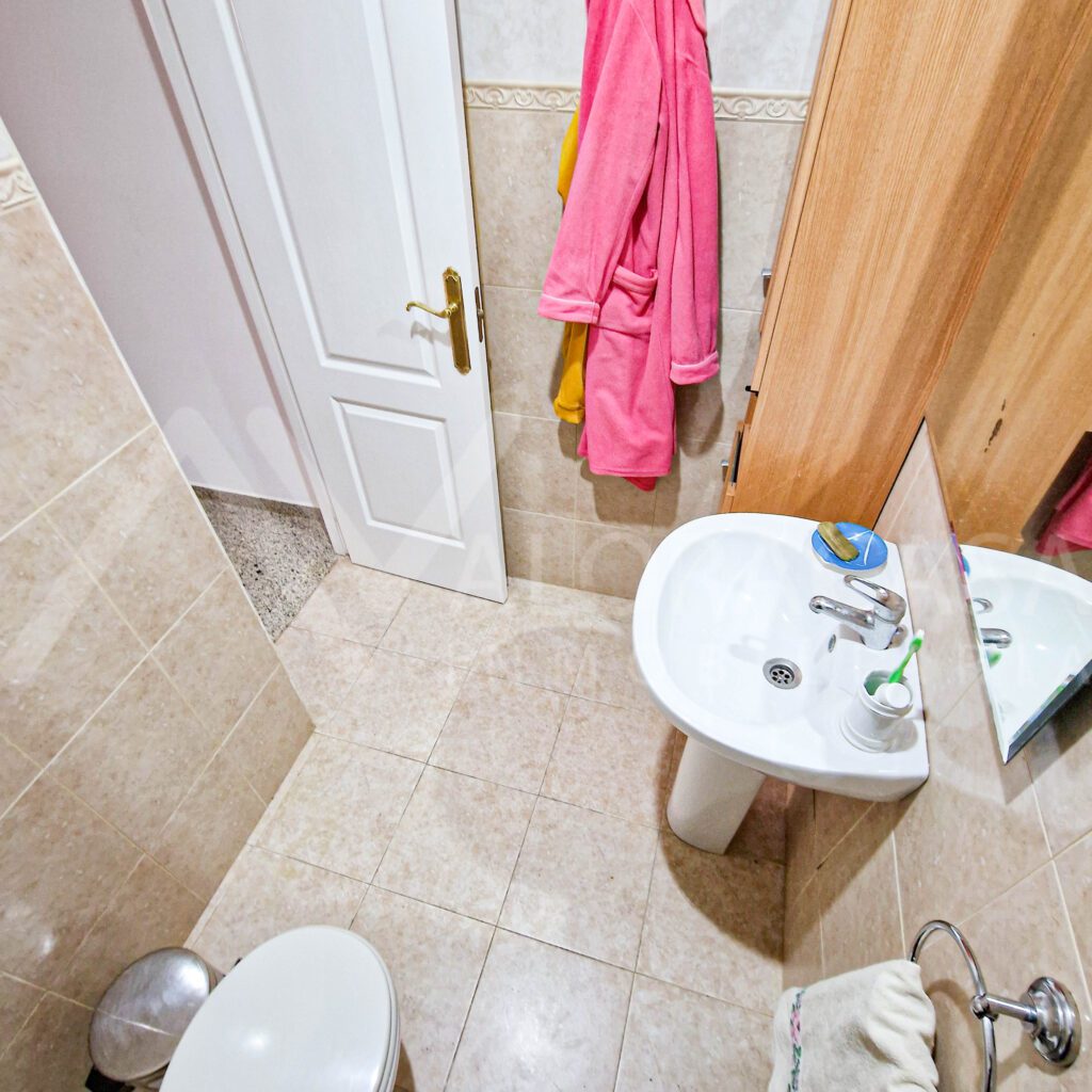Casa en venta en Carranque de 4 habitaciones 1 bano y 1 aseo 15