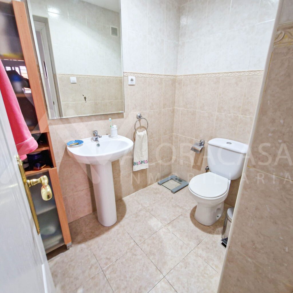Casa en venta en Carranque de 4 habitaciones 1 bano y 1 aseo 16