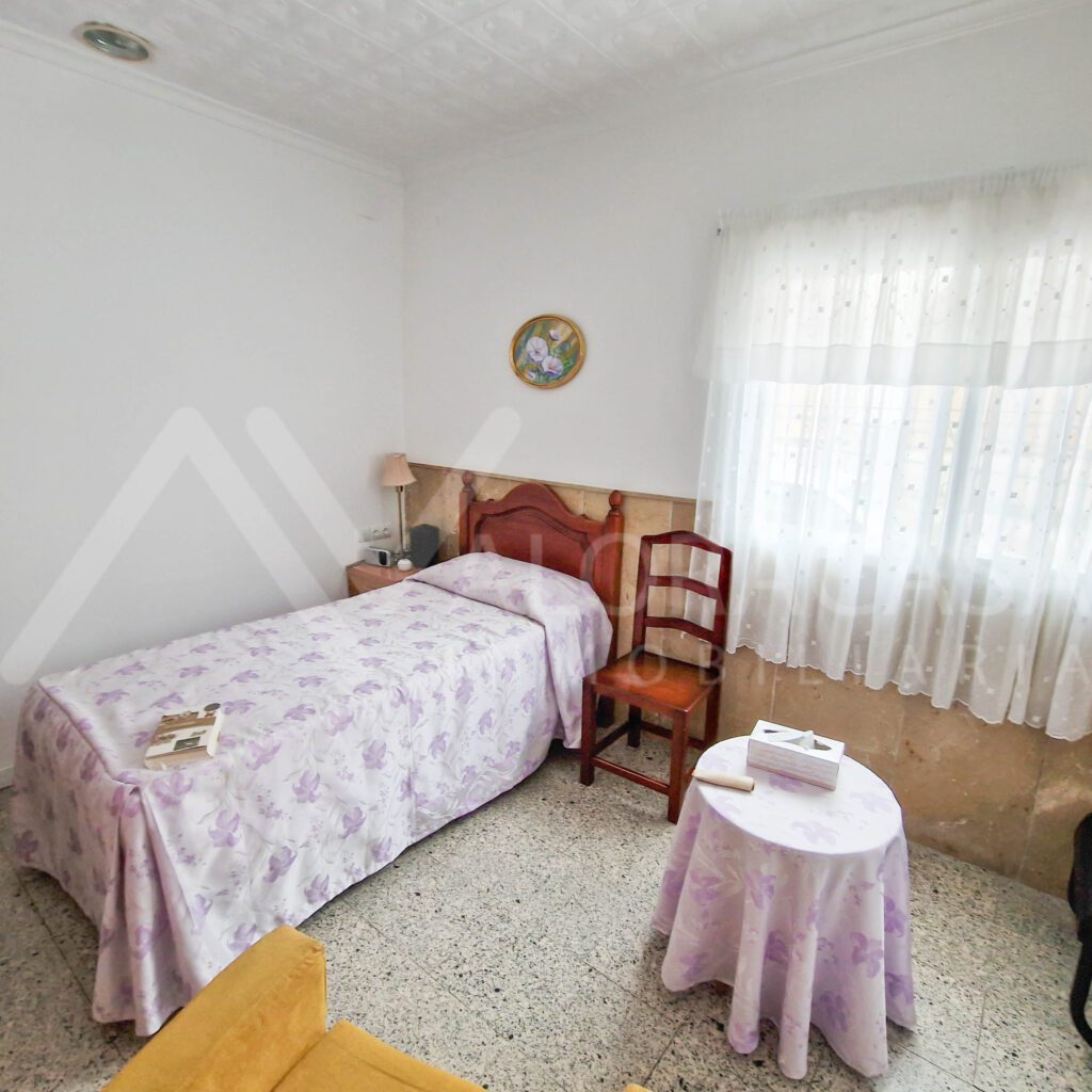 Casa en venta en Carranque de 4 habitaciones 1 bano y 1 aseo 4