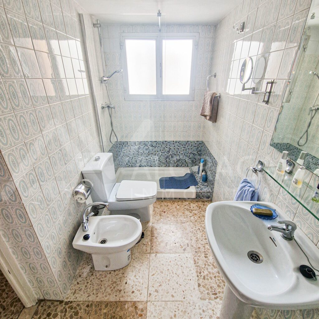 Casa en venta en Carranque de 4 habitaciones 1 bano y 1 aseo 40