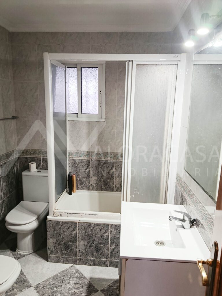 Casa en alquiler en Huelin 3 habitaciones 1 bano salon terraza cocina y azotea 12