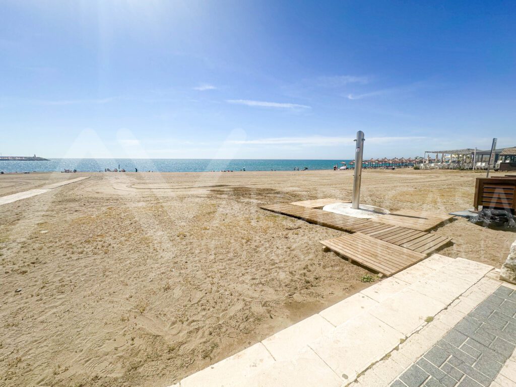 Piso en venta en Huelin 1a linea de playa con garaje 1