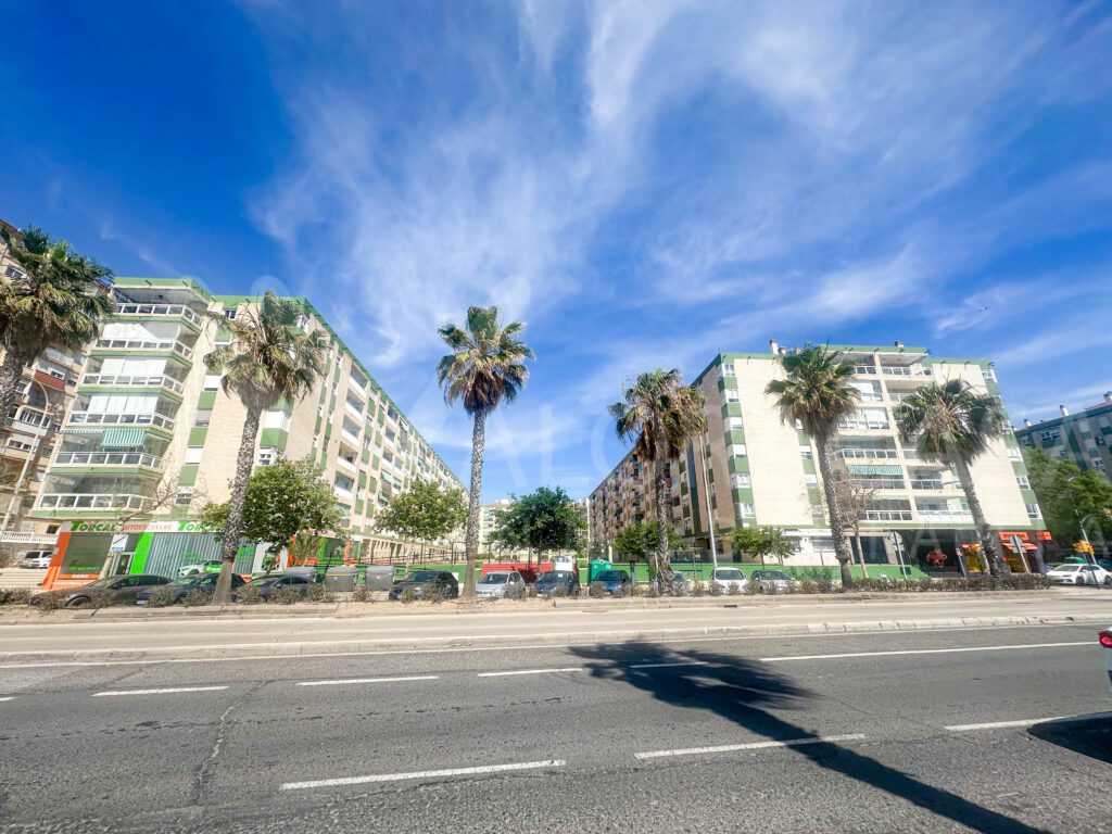 Piso en venta en Huelin 1a linea de playa con garaje 2
