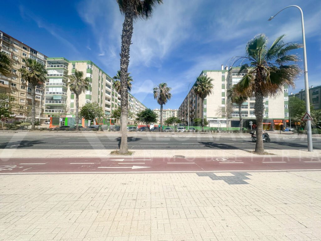 Piso en venta en Huelin 1a linea de playa con garaje 3