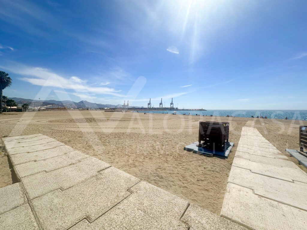 Piso en venta en Huelin 1a linea de playa con garaje 4