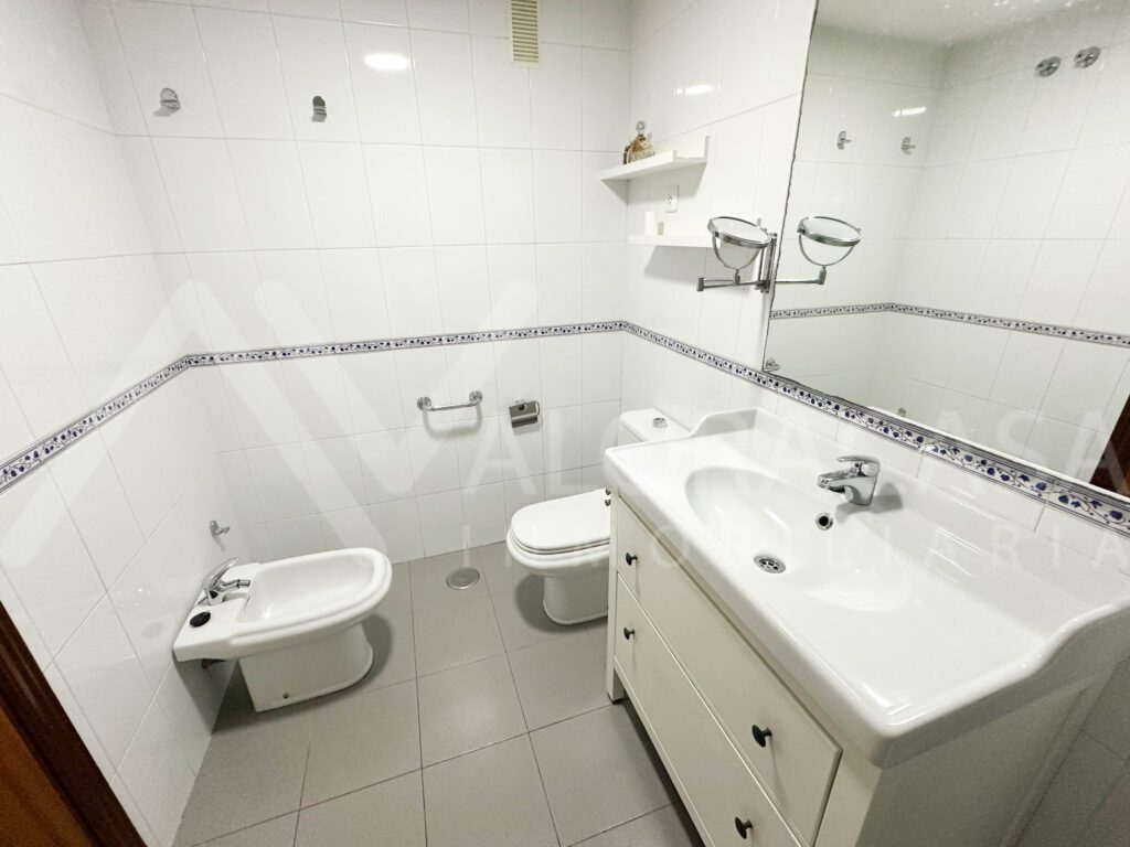 Piso en venta en Huelin 1a linea de playa con terraza y garaje 3